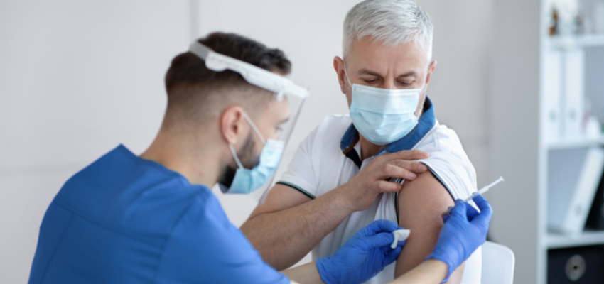 Passe vaccinal : le délai pour la dose de rappel réduit à quatre mois @ France | France