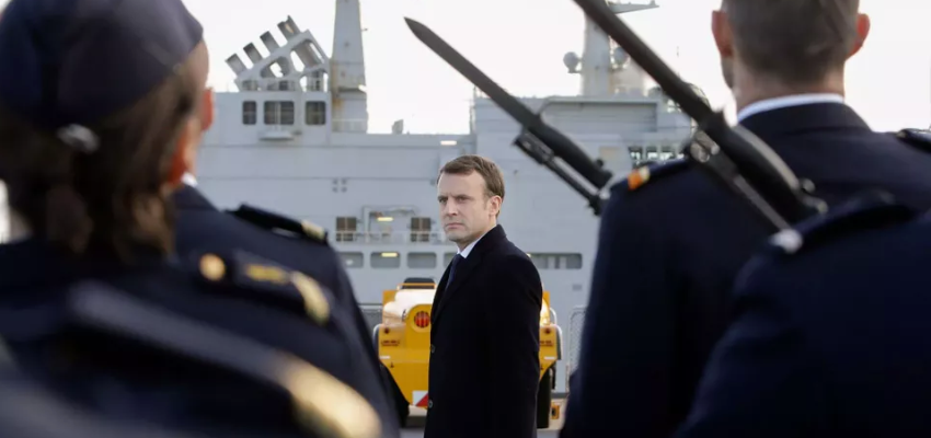 Emmanuel Macron rejoint le porte-avions Charles-de-Gaulle pour le Noël des troupes @ Porte-avions Charles de Gaulle | Égypte